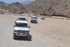 White Toyota 4x4 vehicles driving through the Hurghada desert during a Discovery Morning safari.
