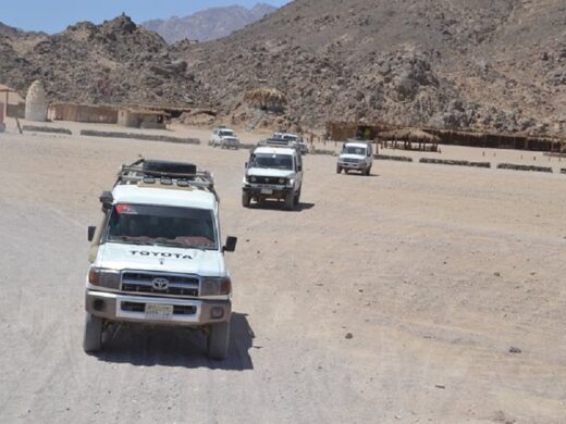 White Toyota 4x4 vehicles driving through the Hurghada desert during a Discovery Morning safari.