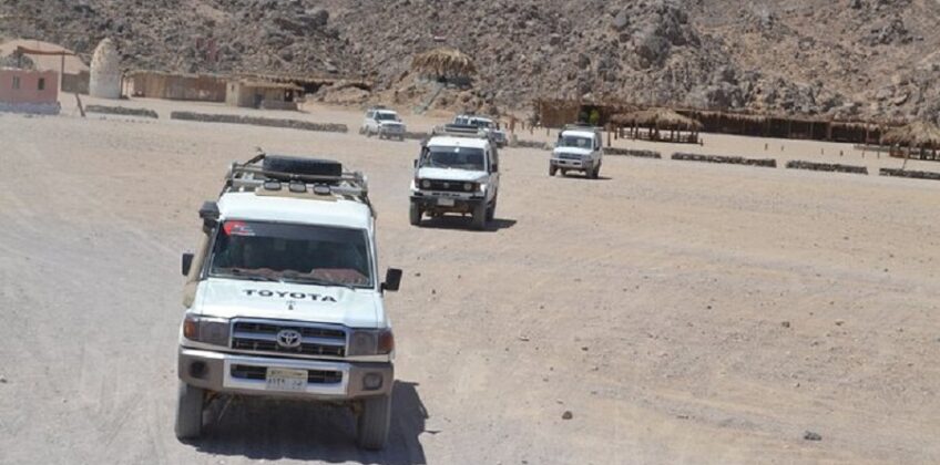 White Toyota 4x4 vehicles driving through the Hurghada desert during a Discovery Morning safari.